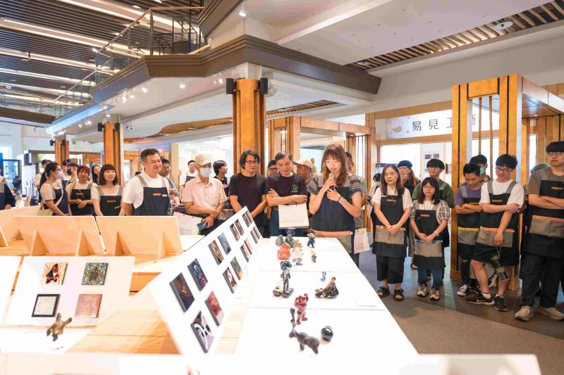 參訓學員在展場分享作品理念，詮釋茶文化的當代想像。