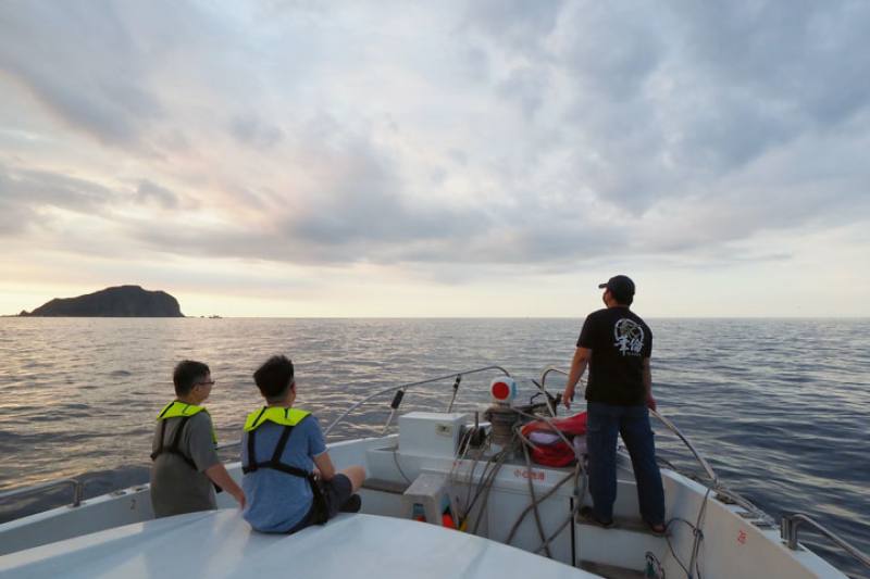 The scenery of Keelung Islet can be admired during night fishing tours.​​