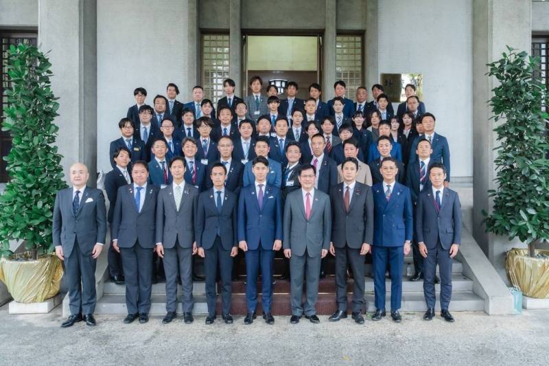 外交部長林佳龍（首排右四）與日本自民黨青年局海外研修團合影。