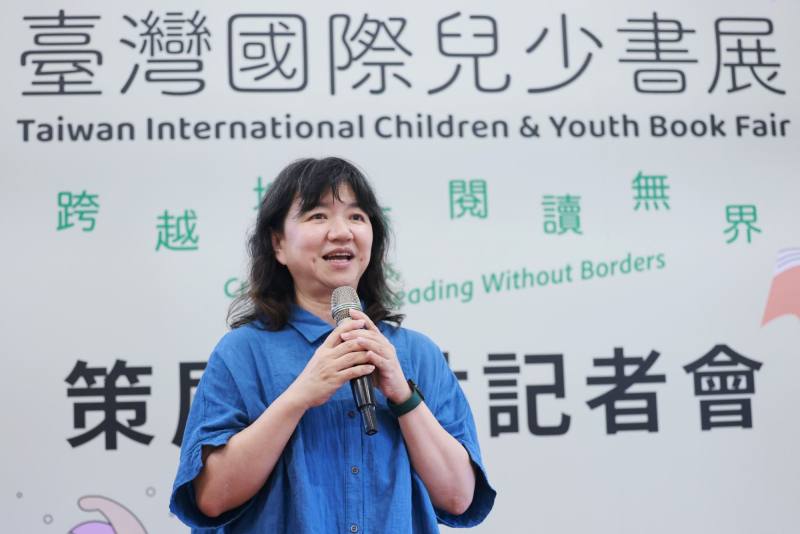 國立臺灣文學館館長陳瑩芳介紹「文學書區」，以「文學與未來的距離」為題，讓年輕世代透過跨界書寫，了解環境永續_、社會公平及經濟發展的重要性。