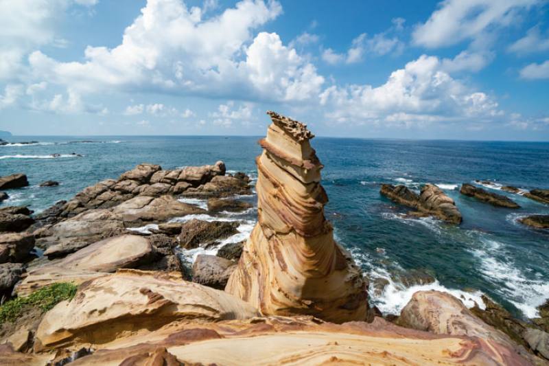 在海蝕與風蝕的作用下，奇岩怪石在東北角處處可見，圖為南雅奇岩。（林旻萱攝）