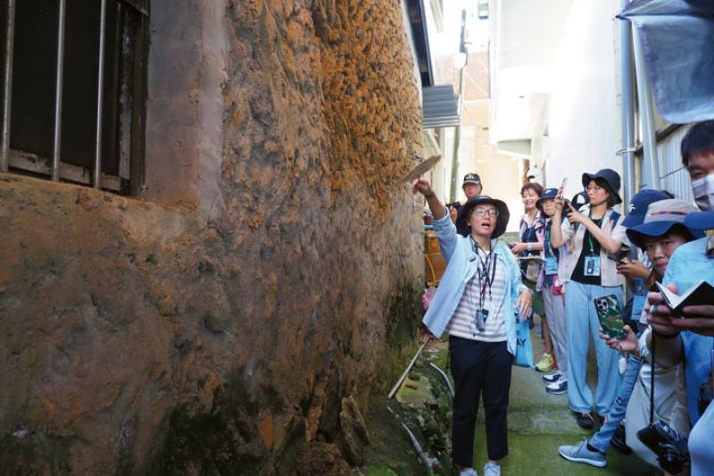 曙旅文化工作室的吳函恩帶團走讀，介紹具在地特色的「砂礔厝」
