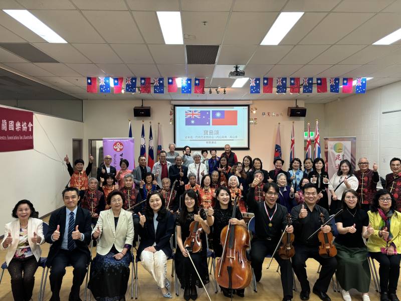 NTSO弦樂四重奏於昆士蘭臺灣中心演出後合影，前排左起僑務委員徐瑞雲女士、昆士蘭臺灣中心許俊湧主任、僑務委員陳秋燕女士、駐布里斯本台北經濟文化辦事處處長夫人賈雅婷、國臺交副首席蔡承翰、小提琴劉芳佑、中提琴曾慶琳、大提琴李妍慧、世界多元文化藝術協會楊淑珠會長及協會同仁