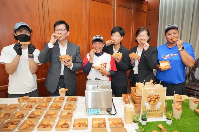 外交部長林佳龍（左二）與貴賓們一起享用「冠軍雞蛋糕」。