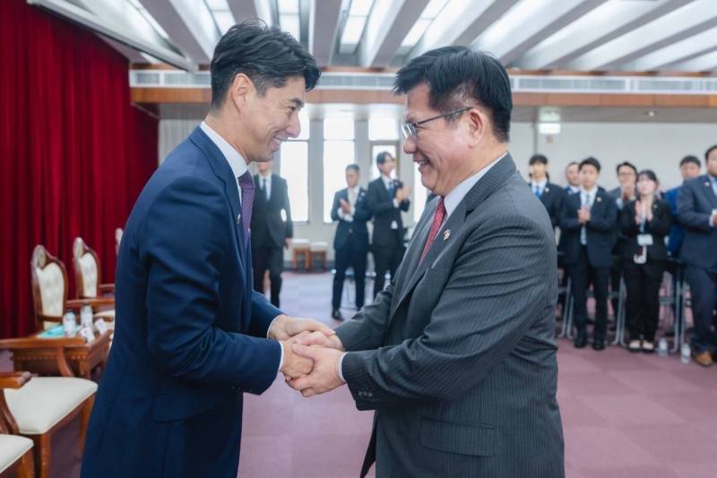 外交部長林佳龍（右）歡迎日本自民黨青年局海外研修團團長中曾根康隆眾議員（左）一行。