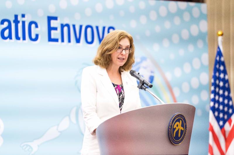 圖說三：美國在台協會副處長梁凱雯（Karin Lang）祝福團員在美國參訪一切順利，滿載而歸。