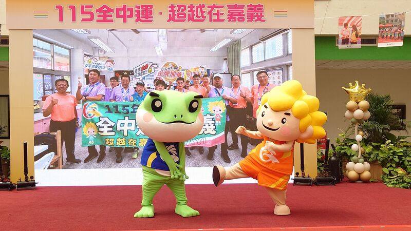 115年全國中等學校運動會將在嘉義舉行，籌備處21日於嘉義縣政府正式揭牌，分別代表太陽寶寶、諸羅樹蛙的吉祥物「Q寶」（右）、「蛙寶」（左）也公開亮相。