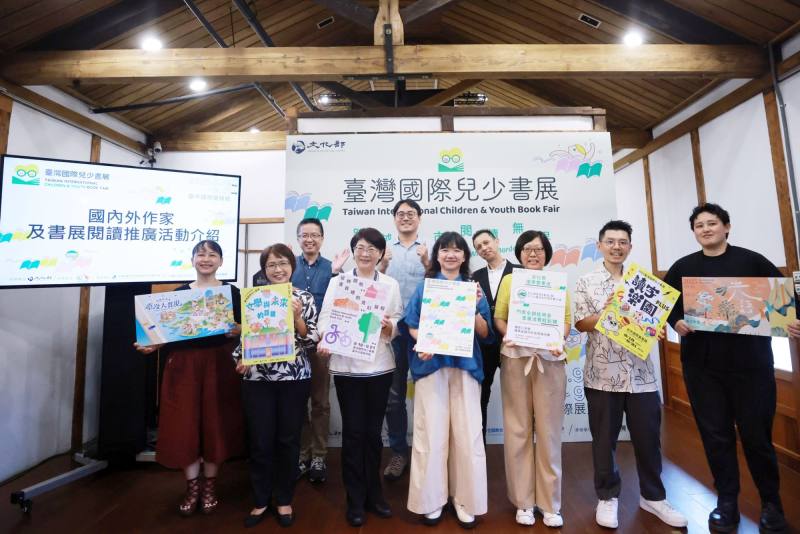 「跨越城市．閱讀無界」第1屆臺灣國際兒少書展即將於9月18日至21日於臺中國際展覽館舉行，文化部政務次長李靜慧（前排中）、臺中市政府文化局長陳佳君（左3）、臺文館館長陳瑩芳（左2）、獨立出版聯盟理事長陳夏民（右2）、岩岩數位藝術負責人Tapas Humi（右1）等合影。
