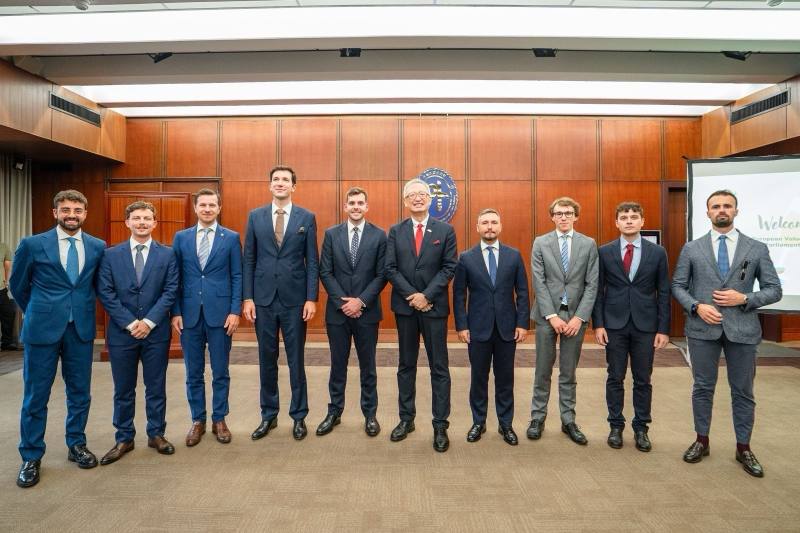 外交部政務次長吳志中（右五）與「2025年歐洲重要價值夥伴計畫」（EVIP）-國會幕僚第二團訪賓合影。