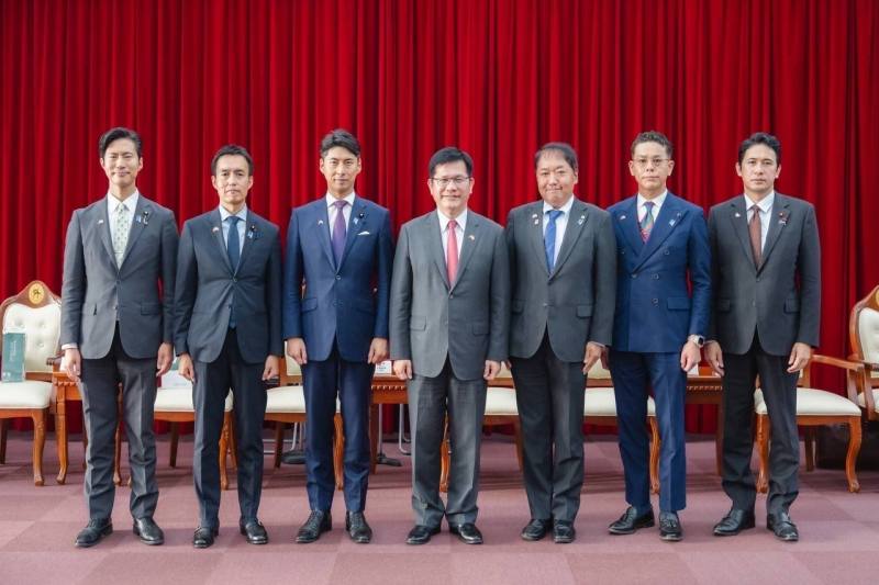 外交部長林佳龍（中）與日本自民黨青年局海外研修團幹部合影。