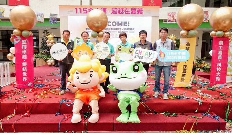 115年全國中等學校運動會將在嘉義縣舉辦，嘉義縣長翁章梁（左3）、教育部體育署組長蔡忠益（左2）、中華民國高級中等學校體育總會秘書長朱彩鳳（左4）等人21日共同為全中運籌備處揭牌。