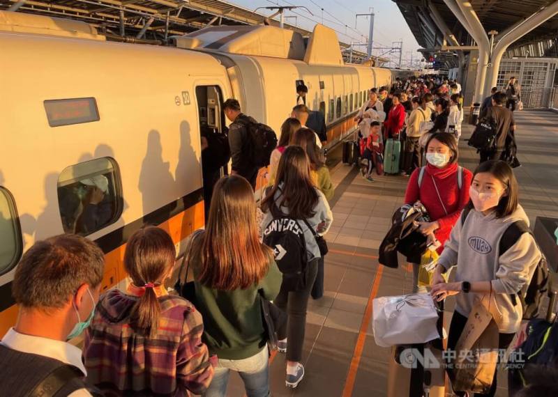 圖為台南高鐵站人潮。（中央社檔案照片）