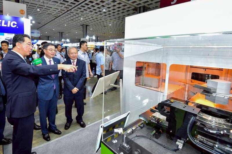 卓院長參觀展攤