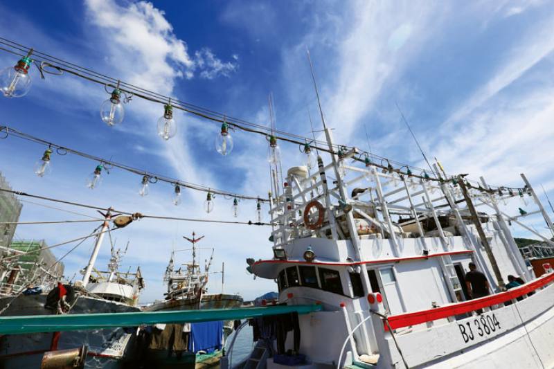 This “stick-held dip net” fishing boat uses lights to lure neritic squid.​​