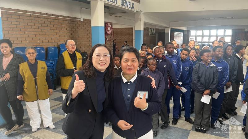 陳瑩莉（左）與慈濟開普敦聯絡處負責人賴玉容（右）合影