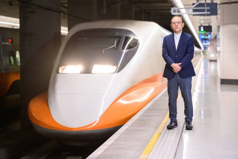 台灣高鐵將9月底開始的3個連假疏運期統整在一起，自9月26日到10月13日長達18天。台灣高鐵董事長史哲（圖）20日表示，為讓旅客分流到離峰時段，早鳥票折扣將從最低65折改為5折。（台灣高鐵提供）