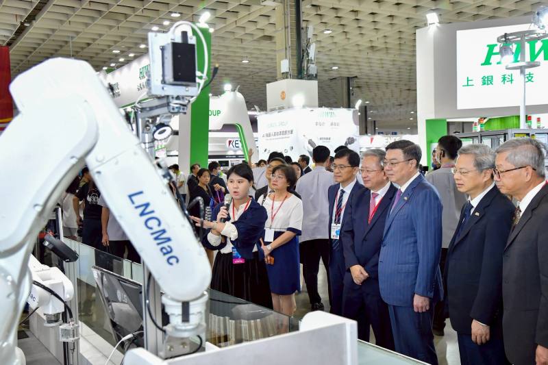 行政院長卓榮泰20日出席「台灣機器人與智慧自動化展」、「台北國際自動化工業大展」暨同期展