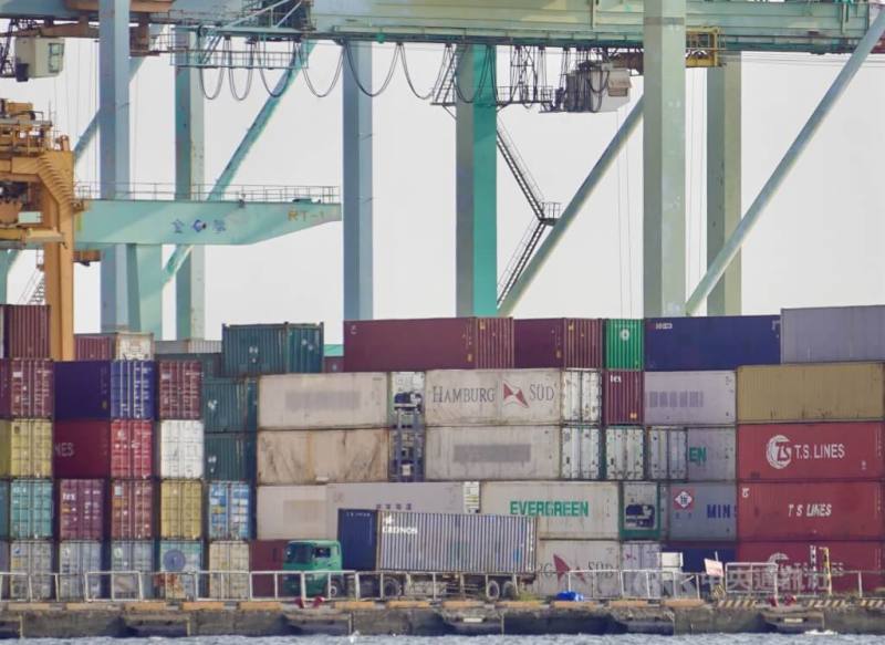 圖為高雄港區岸際貨櫃堆疊。（中央社檔案照片）