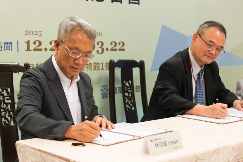 故宮蕭宗煌院長、宜蘭縣林茂盛代理縣長(左)簽署展覽合作，今年12月將於宜蘭縣立蘭陽博物館推出「勁水國寶：故宮×蘭博特展」。