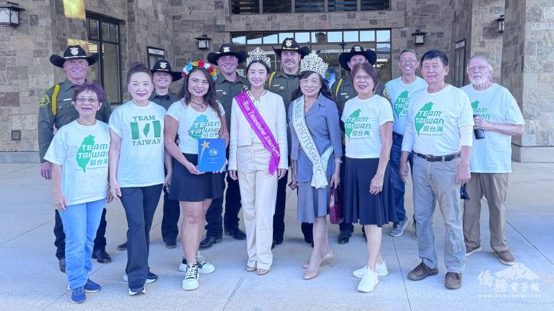 Team Taiwan與橙縣警局儀隊互賀榮獲國慶遊行大獎