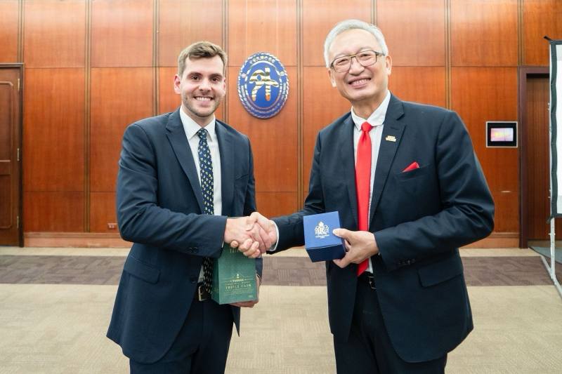 外交部政務次長吳志中（右）與EVIP團長英國「保守黨台灣之友會」（CFoT）主席伯頓（Daniel Burden，左）互贈紀念禮品。