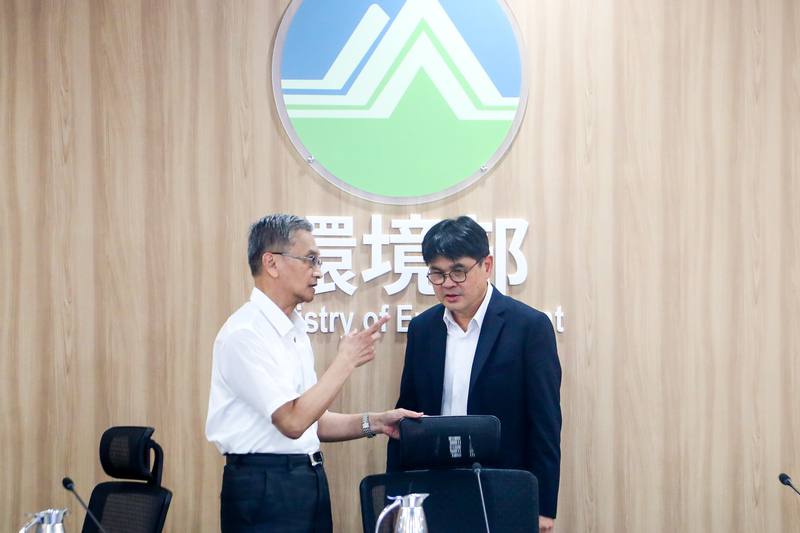 Yang Cheng-chun (right), head of the Railway Bureau, talks with Yeh Chun-hung after a review meeting in Taipei on Wednesday. CNA photo Aug. 20, 2025