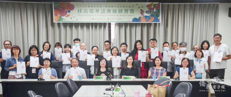 臺北進階班學員持結業證書合影留念