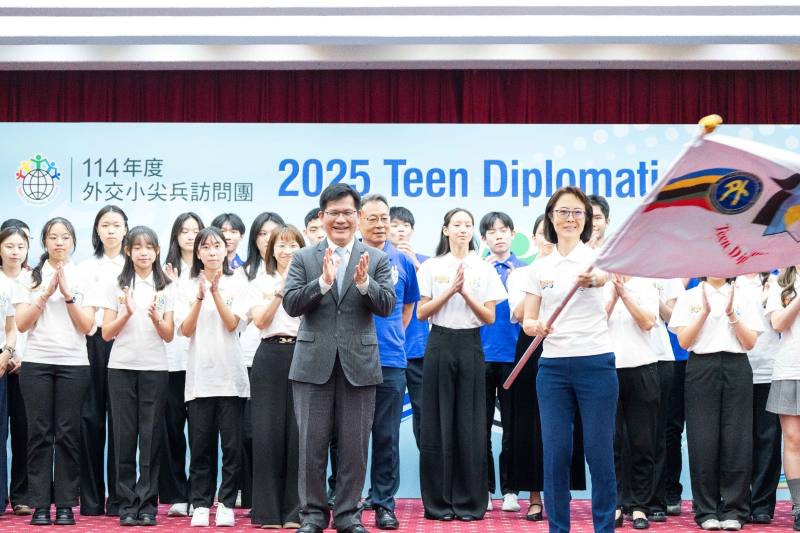 外交部長林佳龍（前排左一）授旗予2025年度外交小尖兵訪問團A團。