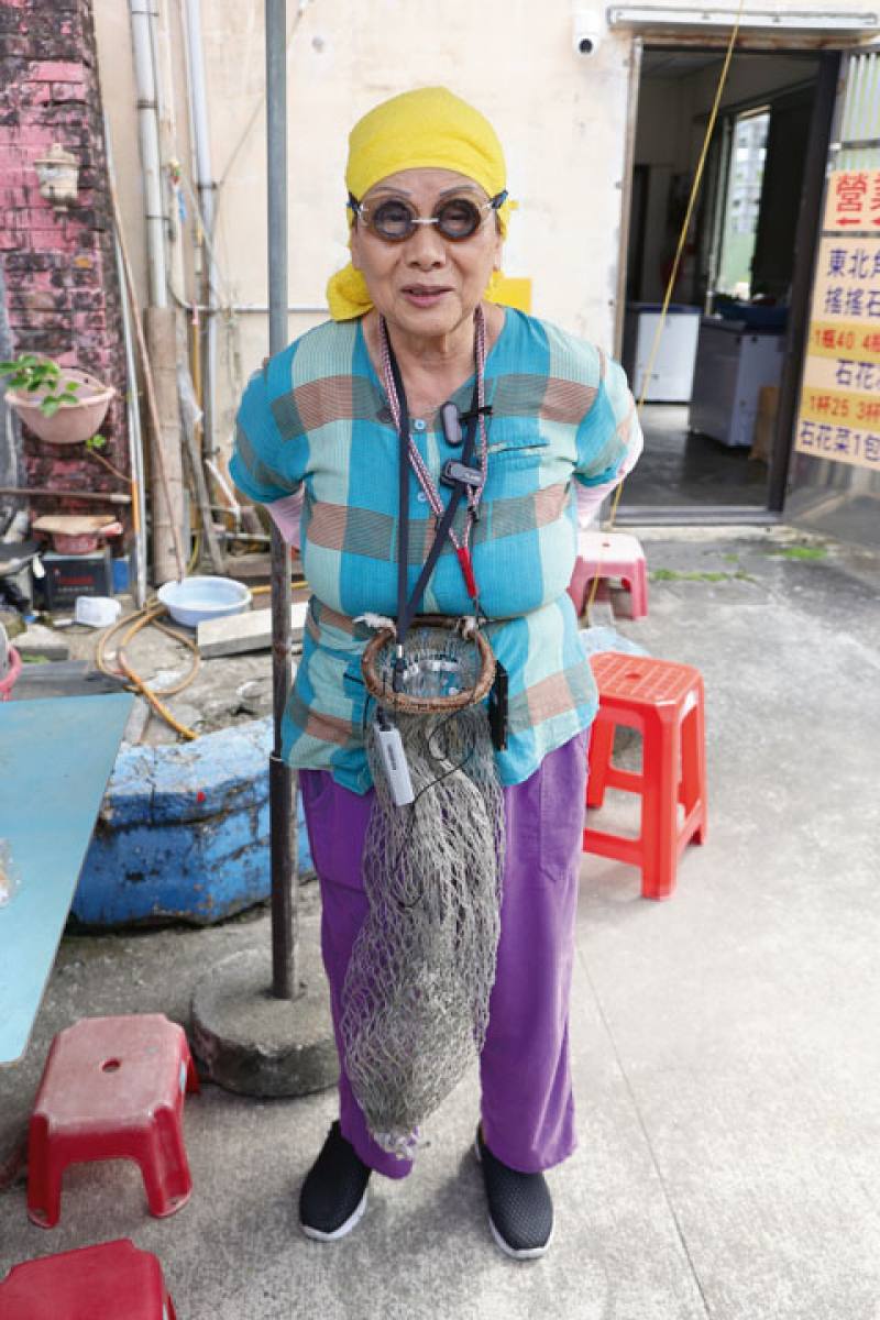 潛水超過一甲子的海女陳月雲，戴上自製蛙鏡、綁個頭巾，只靠簡單的家私頭（台語，意指工具）就能下海採集。