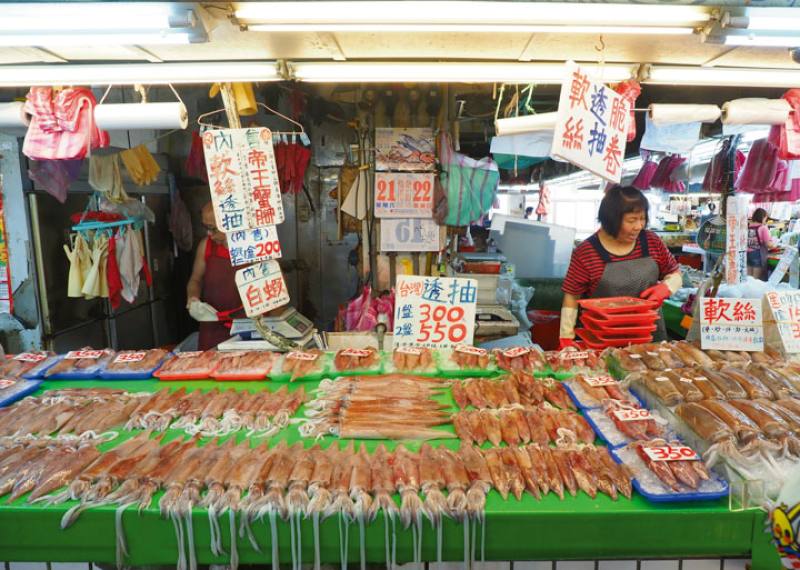 The period from June to September each year is peak production season for neritic squid in Taiwan; the photo shows all sizes of neritic squid on sale at Zhuwei Fishing Harbor in Taoyuan’s Dayuan District.​​