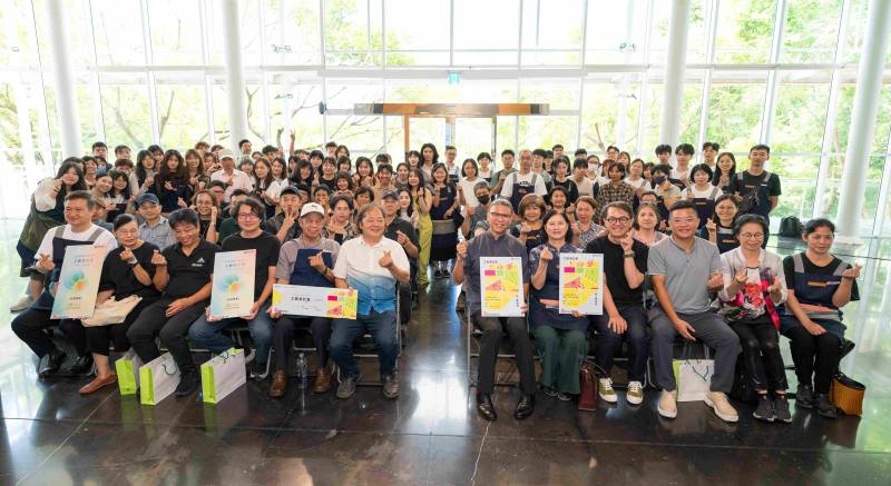 71位學員、工藝師與參與貴賓齊聚結訓典禮，為七週的工藝學習旅程畫下句點。