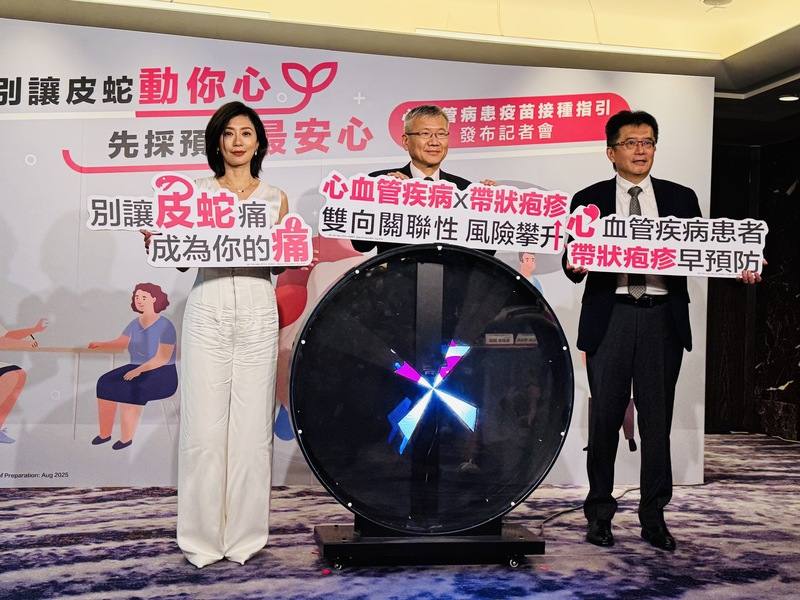 中華民國心臟學會及台灣感染症醫學會21日上午共同在衛教記者會發表「心血管病患疫苗接種指引」，具體建議預防5大傳染病，包含流感、肺炎鏈球菌等。藝人賈靜雯（左1）擔任衛教大使，呼籲民眾維持好的心情、飲食及生活習慣。