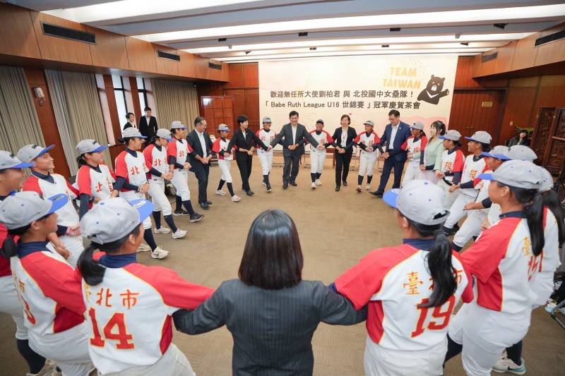 外交部長林佳龍、現場貴賓與選手們齊唱跳應援歌曲。