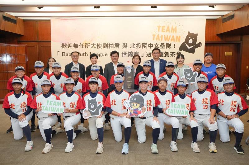 外交部長林佳龍（後排左四）與全體貴賓及選手大合照。