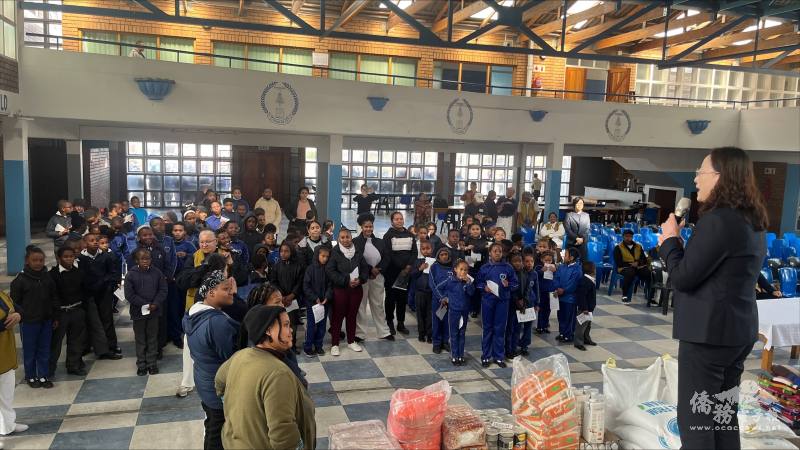 駐開普敦辦事處處長陳瑩莉致詞，感謝僑界社群長期以來對社會弱勢的無私付出