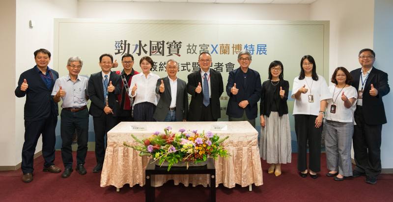 故宮蕭宗煌院長(右6)、宜蘭縣林茂盛代理縣長(左6)簽署展覽合作，故宮黃永泰副院長(右5)、余佩瑾副院長(右4)、王耀鋒主秘(左3)率單位主管；宜蘭縣文化局黃伴書局長(左5)、蘭陽博物館陳碧琳館長(左4)率策展團隊出席見證。