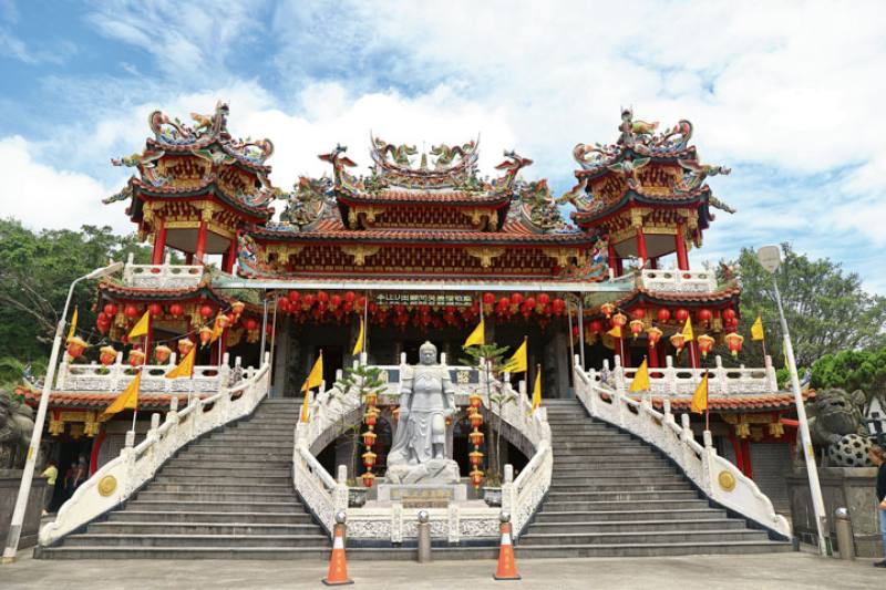 昭惠廟是龍門社區的信仰中心，主祀開漳聖王，當地人稱作聖王宮。