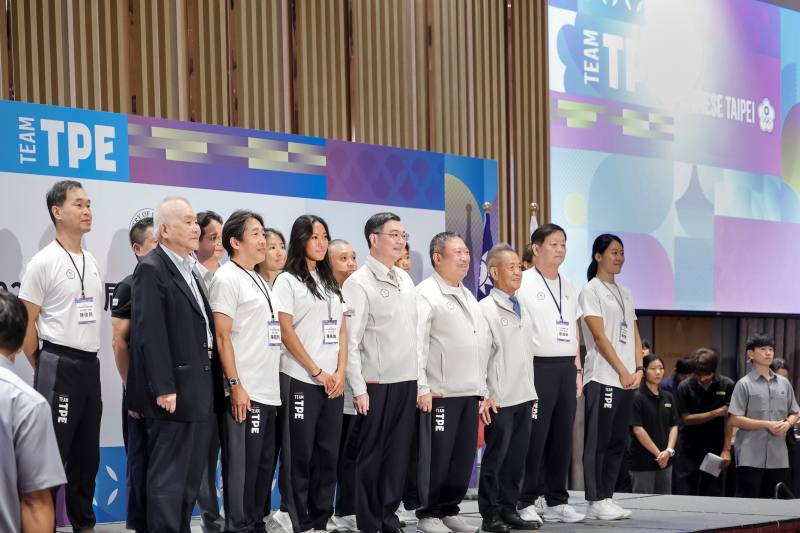 卓院長與教練團對合影