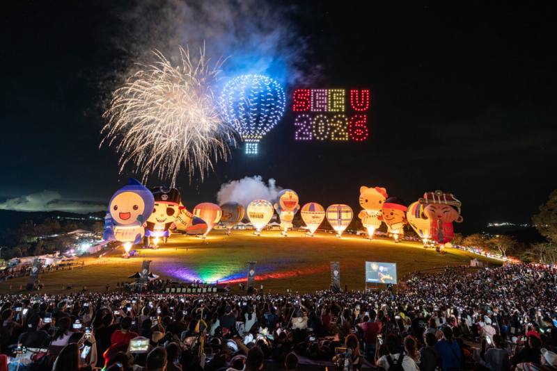 台東國際熱氣球嘉年華21日晚間在光雕音樂會後閉幕，台東縣政府與民眾相約2026年見。（台東縣政府提供）