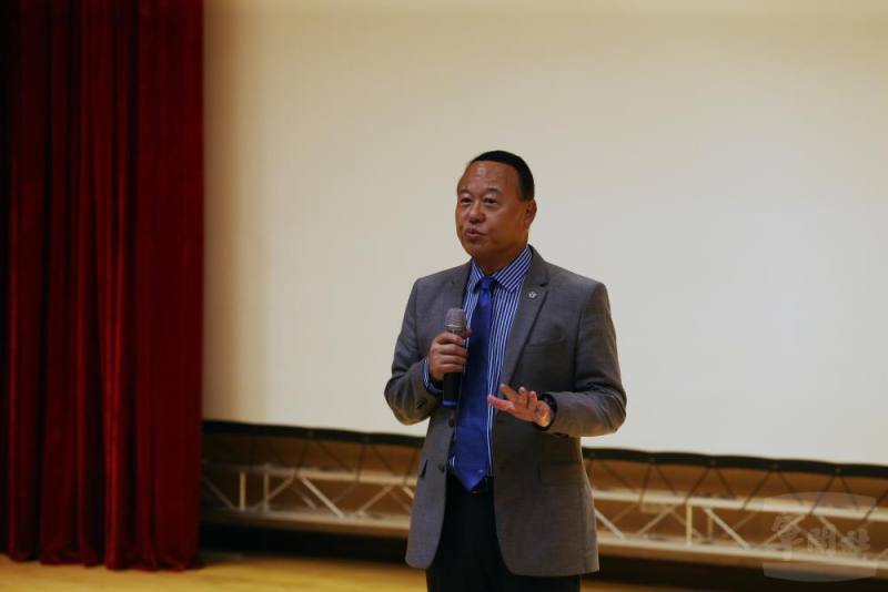 柏副部長勉勵在座同仁藉由課程檢視自身財務規劃與策略。（軍聞社記者侯凱議攝）