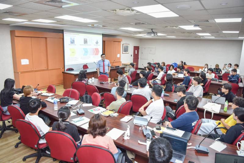 台師大與台積電合作在暑假開設半導體、AI密集課程，吸引日本熊本大學、熊本縣立大學共28名學生來台，與台灣學子一起以全英文上課。（台師大提供）