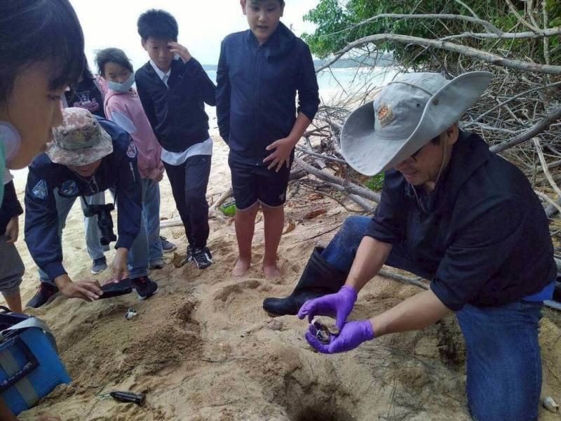 澎湖縣馬公市風櫃國小以「海學力：從澎湖出發的做中學行動課程」，拿下2025 IASE教育影響力獎AWARD教學創新組大獎，讓學習不只是知識，更是生活實踐與環境行動。（澎湖風櫃國小提供）