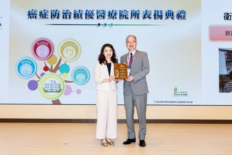 衛福部國民健康署攜手全國醫療院所推動癌症防治計畫，並鼓勵民眾積極參與癌症篩檢，今年首度辦理表揚活動，其中澎湖醫院榮獲「肺篩品質王」殊榮，院長匡勝捷（右）赴台接受表揚。（澎湖醫院提供）