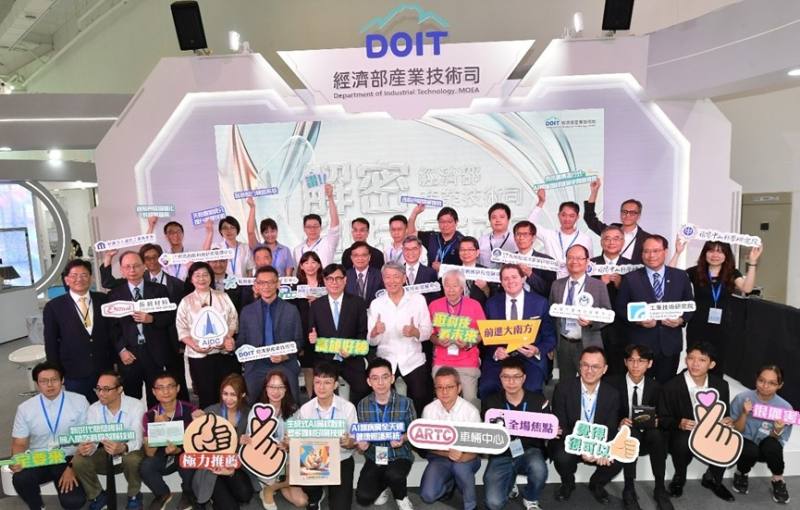 高雄「2025 Meet Greater South亞灣新創大南方」盛大開幕，貴賓巡場時，共同合影留念，二排左四起為：經濟部產業技術司司長郭肇中、高雄市市長陳其邁、經濟部部長郭智輝、數位時代發行人何飛鵬、AIT高雄分處處長張子霖。