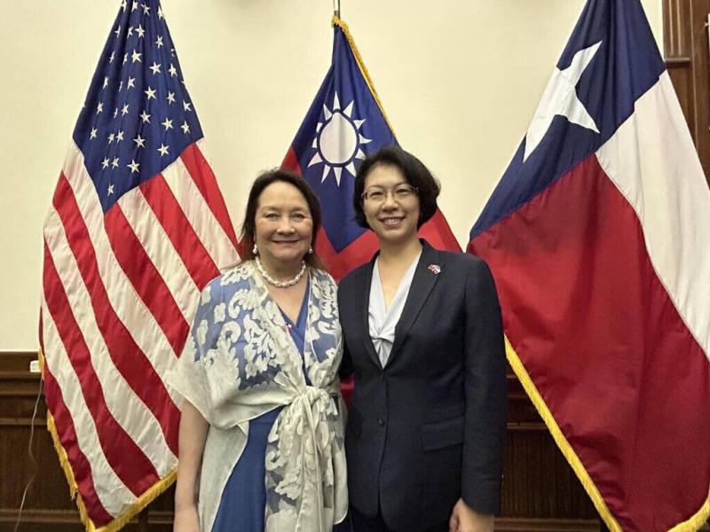 台灣駐休士頓辦事處處長蕭伊芳（右）21日前往德州政府大樓，與當地基金會簽署台灣政府善款贈交文書，德州州長夫人希西利亞・艾波特到場致意。（駐休士頓經濟文化辦事處提供）