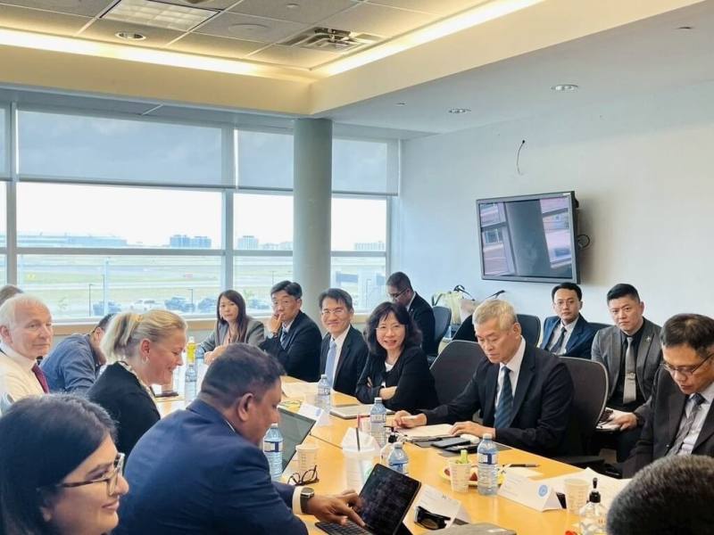 為提升桃園國際機場營運效率，交通部持續推動一站式保安（One-Stop Security）計畫，民航局日前並赴加拿大實地檢視溫哥華、多倫多機場安檢作業，並與加拿大運輸部、機場當局及相關安檢單位舉行會議，確認「加拿大來台轉機旅客免安檢」作業流程。（民航局提供）