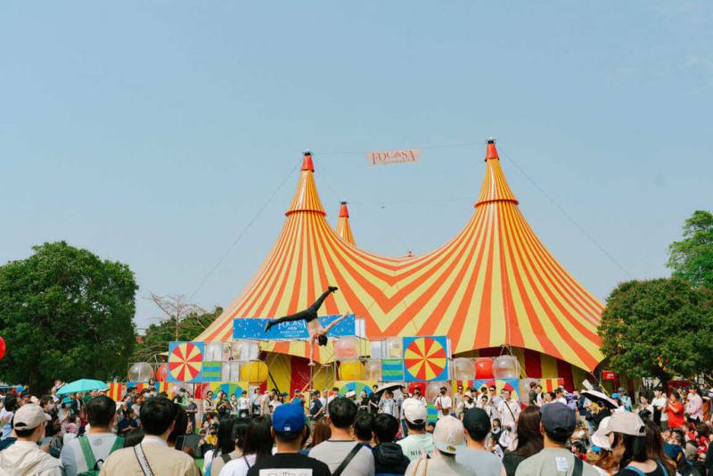 2025年FOCASA馬戲藝術節將自10月3日起至12日，連續兩週的週五、週六及週日在高雄展覽館輕軌站旁大草地登場，活動打造3頂巨型馬戲篷，共有101場表演。（FOCASA馬戲團提供）