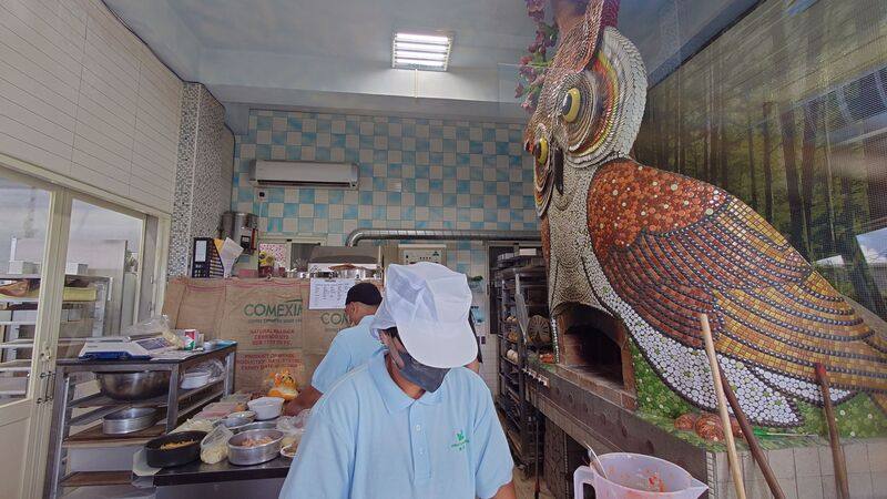 位於嘉義縣新港鄉的「海賊庄休閒農場」由交趾陶藝師謝東哲打造，園區內有座4.5公尺高的貓頭鷹造型遠紅外線石窯「不苦勞福氣窯」，相當吸睛。