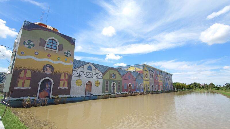 交趾陶藝師謝東哲耗費8年時間打造「海賊庄休閒農場」，23日起試營運。農場外牆運用500萬片廢棄馬賽克剪黏磁磚，拼貼出超大馬賽克牆，講述400年來大航海時代故事。