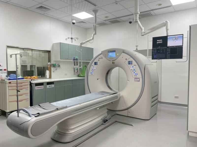 澎湖醫院113年獲衛福部醫療發展基金補助，更新電腦斷層掃描儀，低劑量肺癌篩檢能降低受檢者的輻射暴露，同時提供清晰影像協助放射科與胸腔科醫師精準診斷病灶，顯著提升醫療服務品質。（澎湖醫院提供）